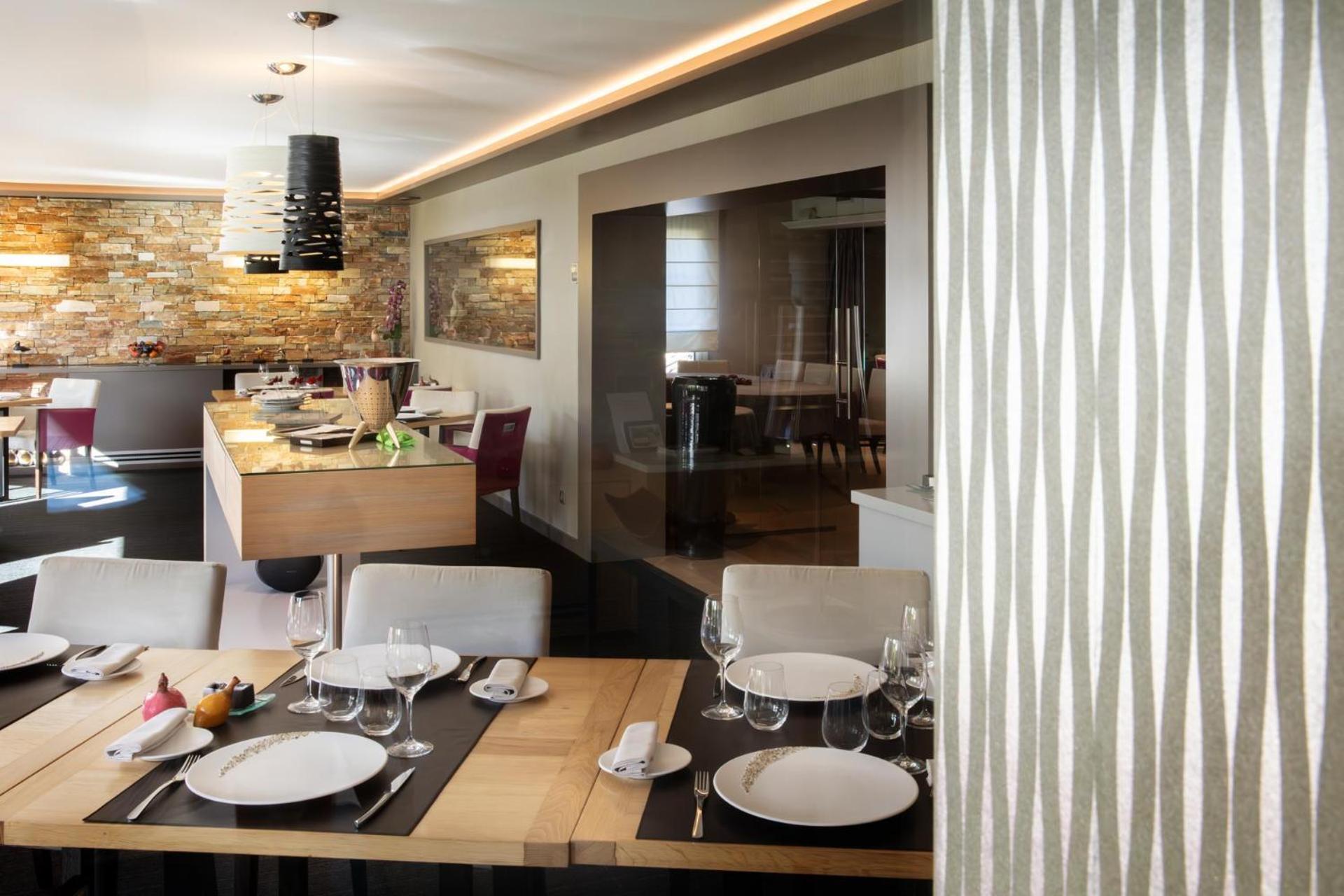 L'Aubiniere Hotel Restaurant & Spa Saint-Ouen-les-Vignes Bagian luar foto